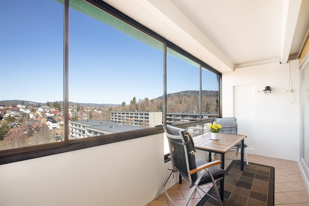 Balkongen ligger vendt mot vest, nordvest Galleribilde