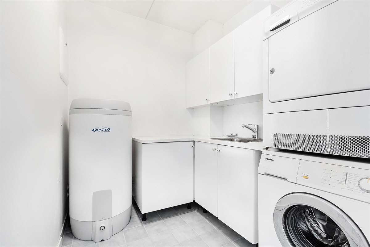 Separat vaskerom vegg i vegg med badet Galleribilde