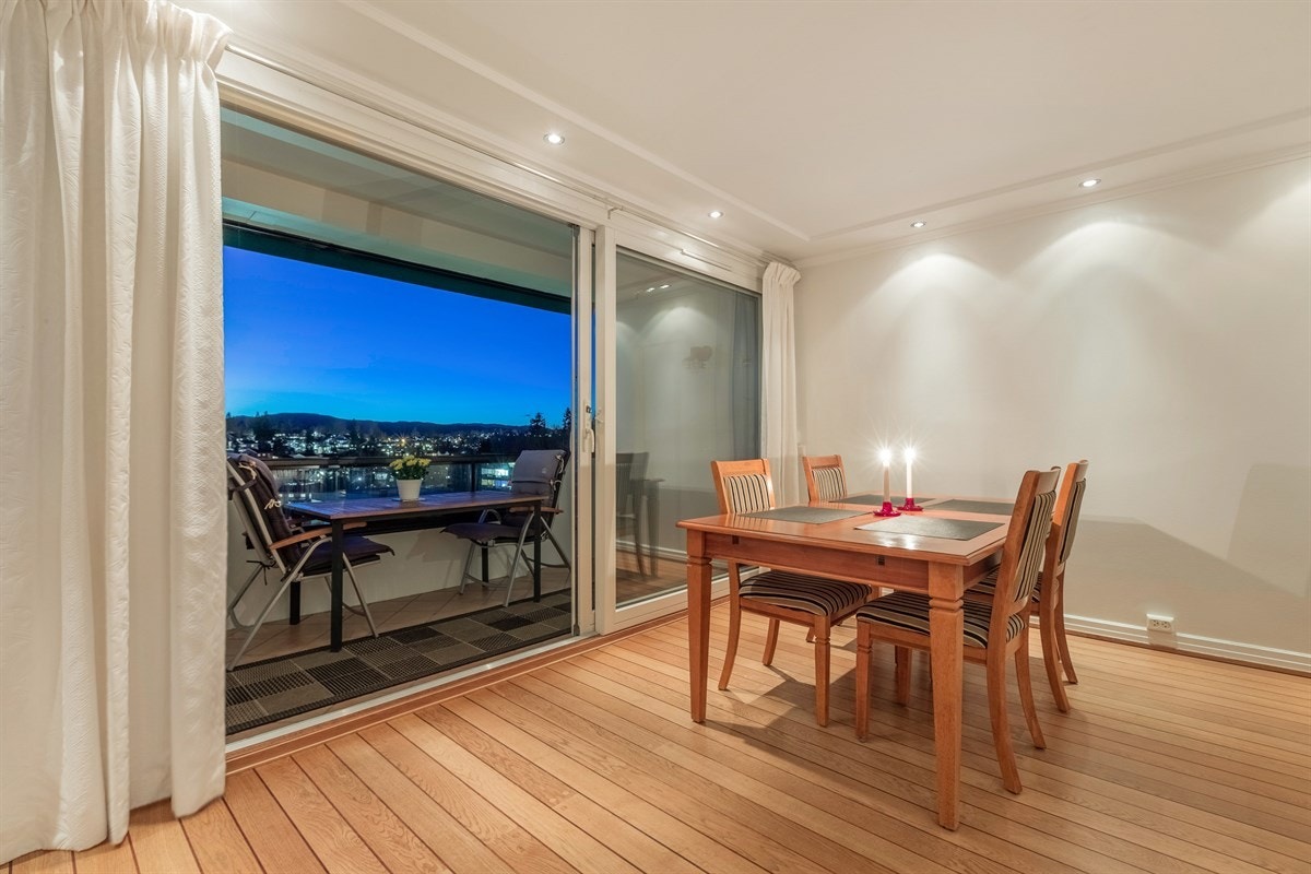 Leiligheten har en stor stue med flere muligheter for møblering Galleribilde