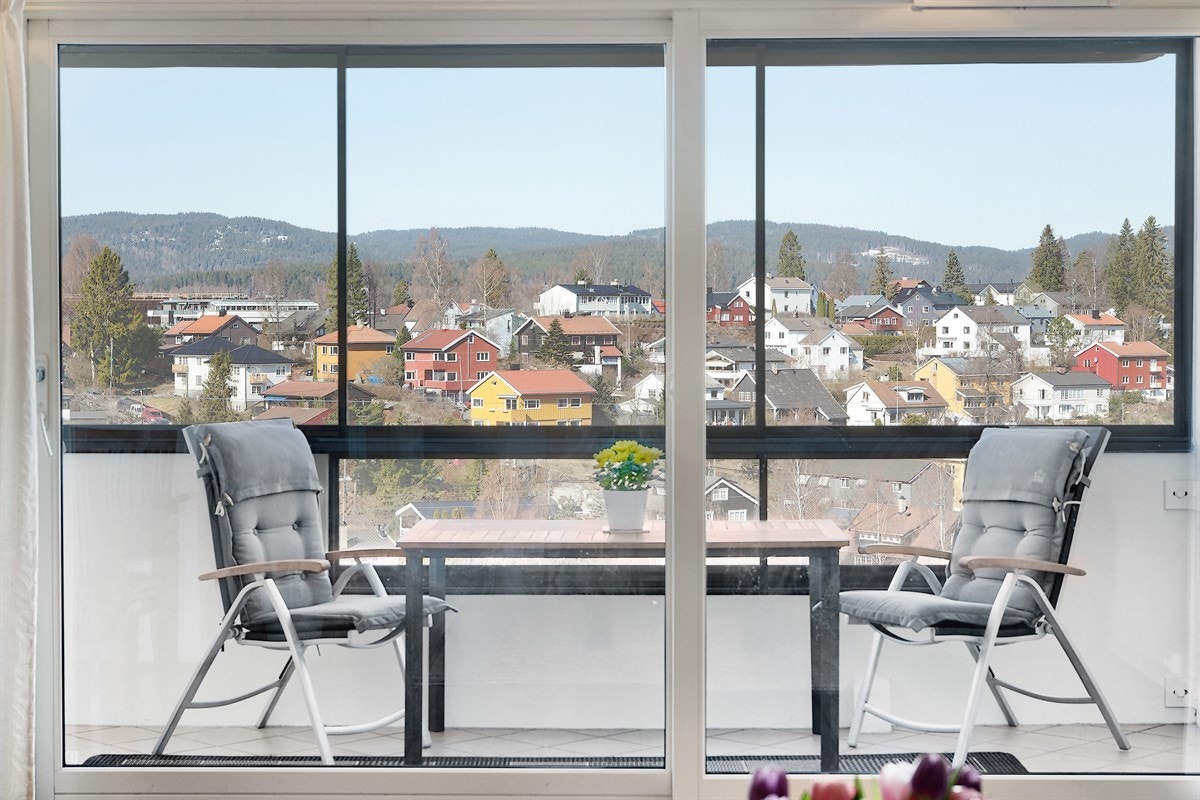 Innglassing og varme i gulvet gjør det mulig å bruke balkongen større deler av året Galleribilde