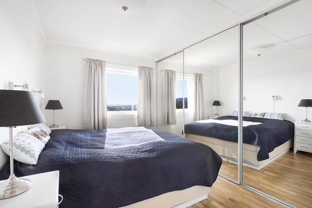 Leiligheten har 3 romslige soverom, med god plass til seng, garderobeskap m.v. Galleribilde