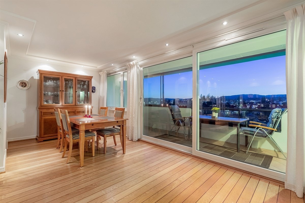 Den store skyverdøren gir godt med naturlig lys i stuen Galleribilde