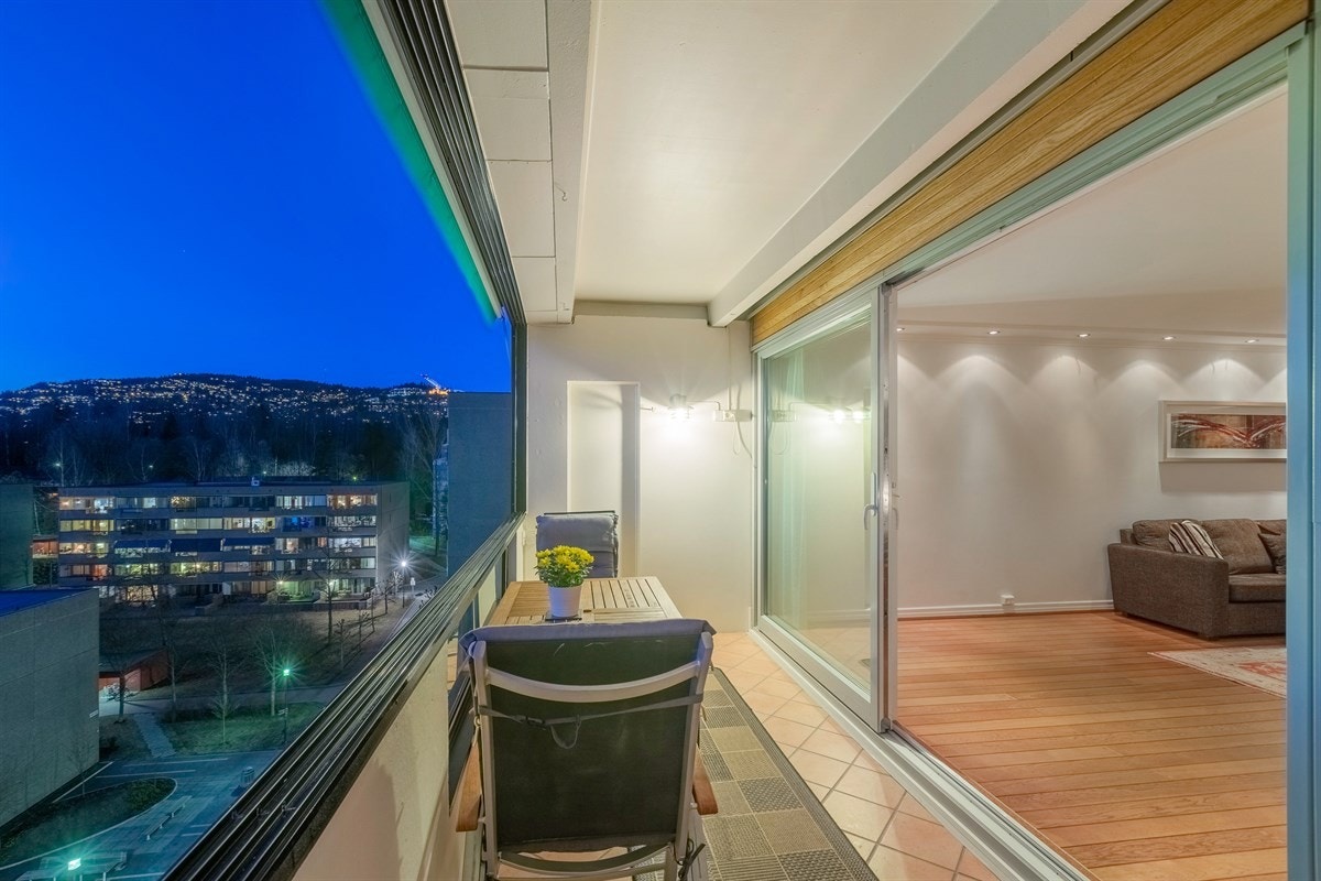 Flislagt gulv med varme, to stikk og elektrisk markise Galleribilde