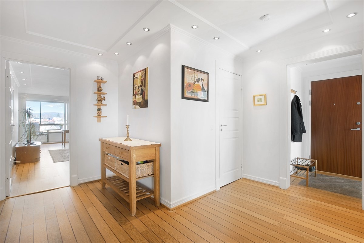 Det er lagt gulvvarme i stuen og entré Galleribilde