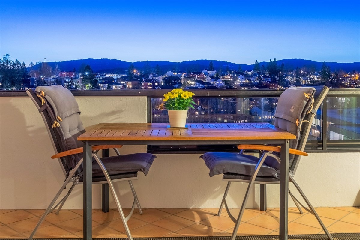 Leiligheten har en stor og flott balkong, med meget gode solforhold og et pent utsyn over nærområdet Galleribilde