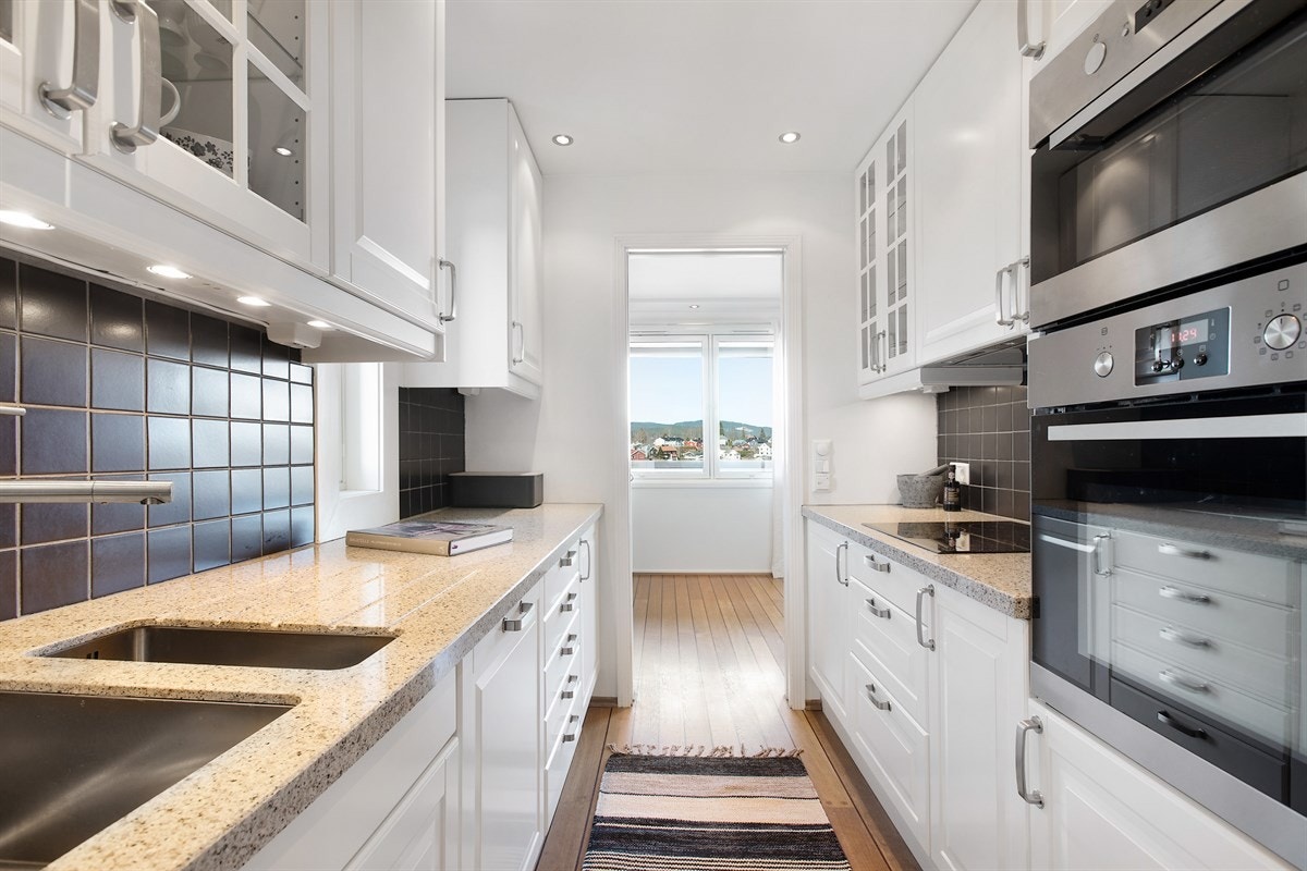 Godt med skap- og benkeplass og flere integrerte hvitevarer Galleribilde