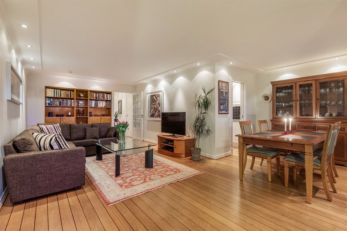 Innholdsrik stue med god plass til spisestue Galleribilde