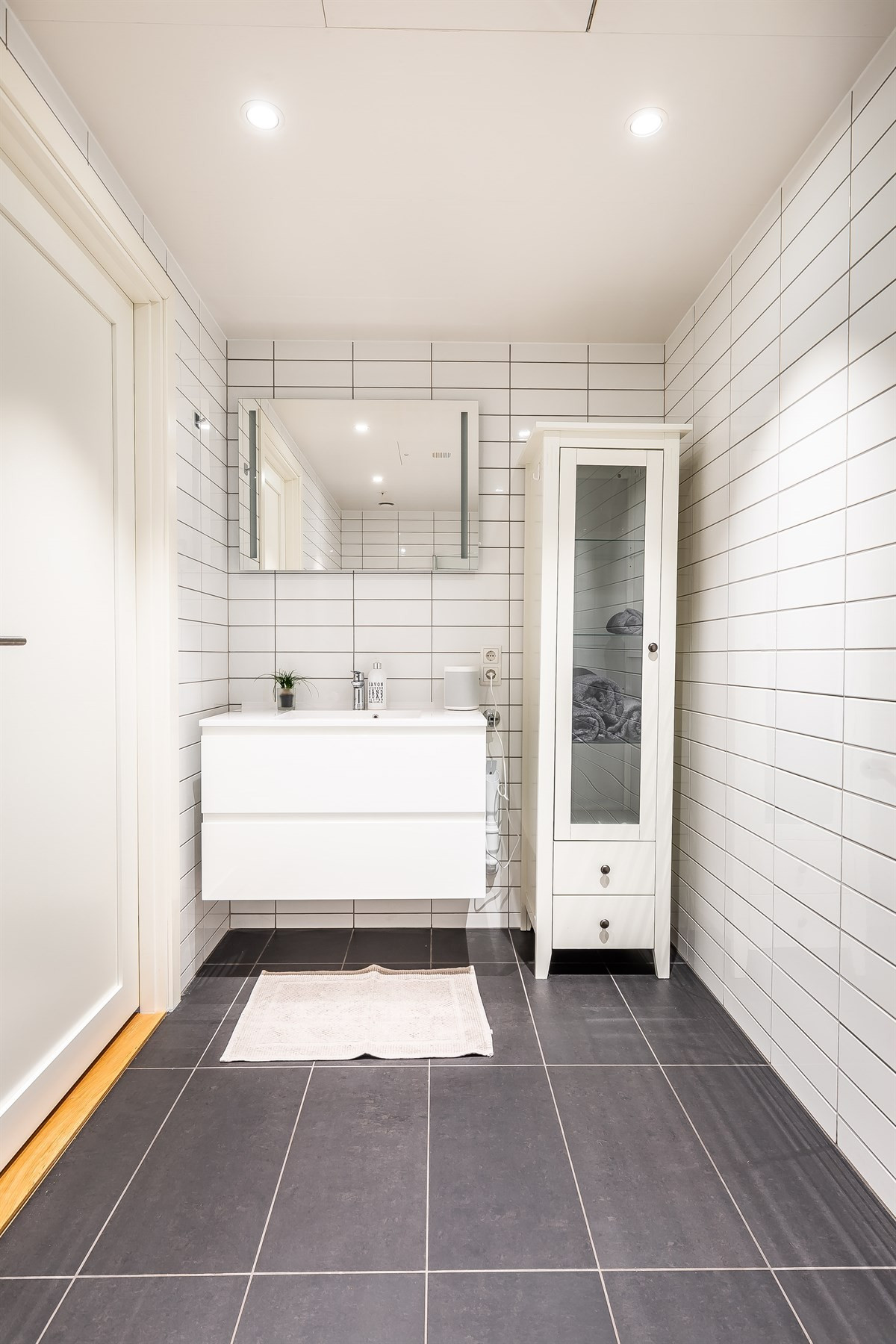 Downlights i himling og opplegg for vaskemaskin til høyre for servant