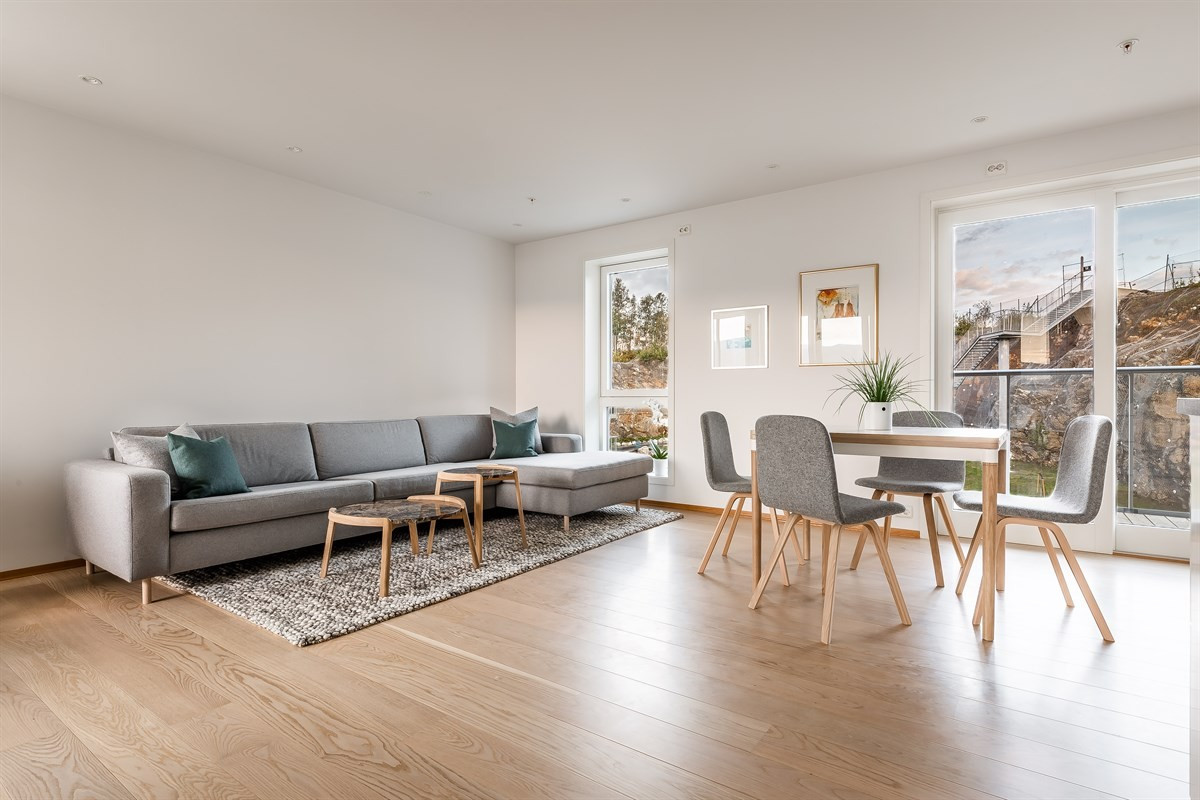 Lys stue med 1-stavs parkett og downlights i tak
