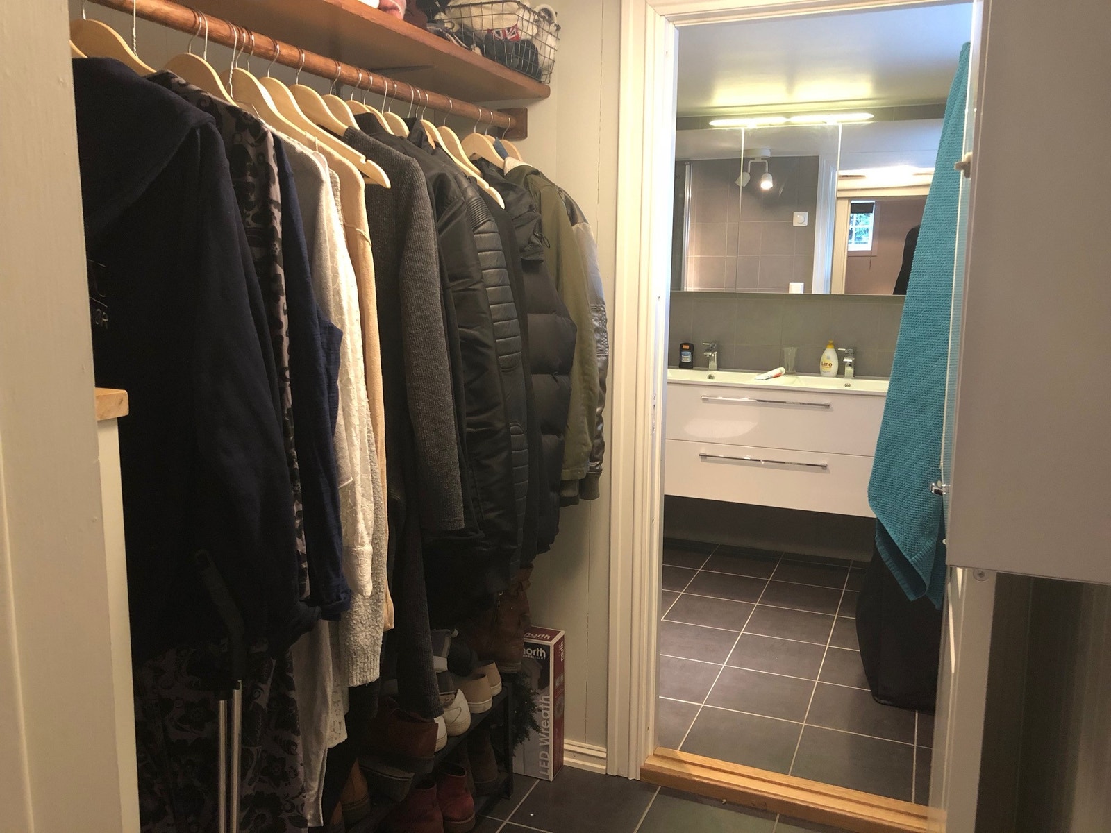 Mellomgang med garderobe inn mot badet. Galleribilde