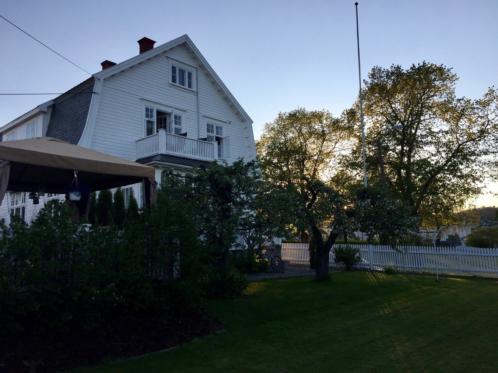 Leiligheten har egen inngang fra baksiden av huset. Galleribilde