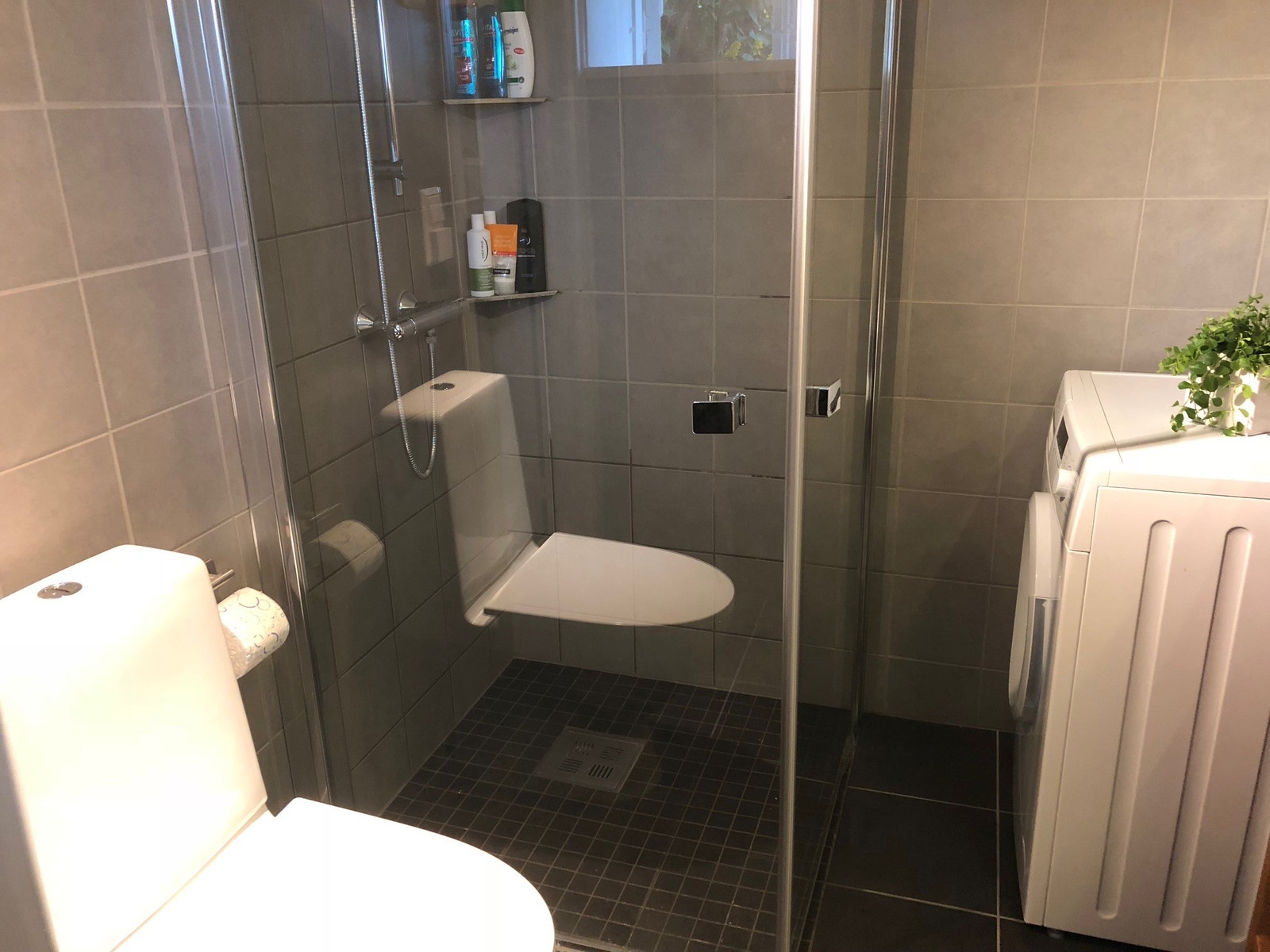 Badet ble laget nytt i 2017. Inneholder vaskemaskin, dusjhjørne og wc. Galleribilde