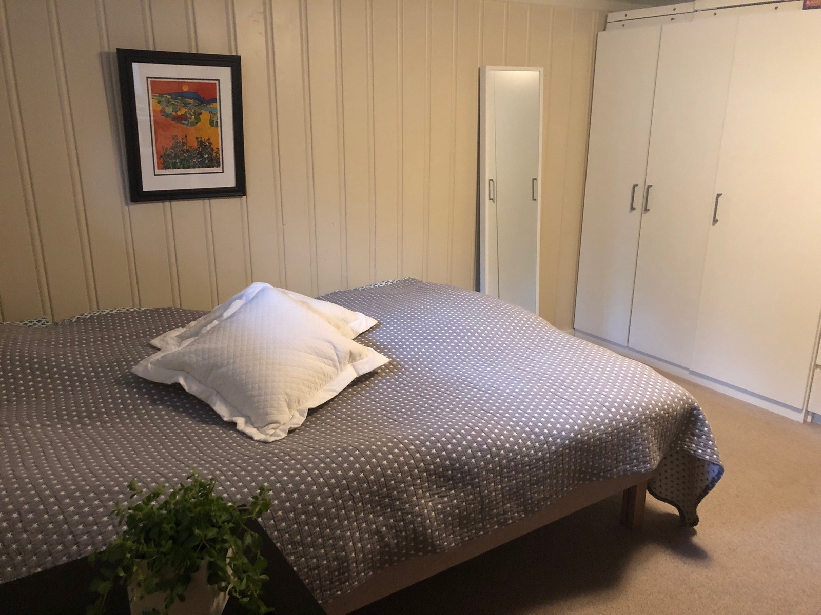 Soverommet har garderobe Galleribilde