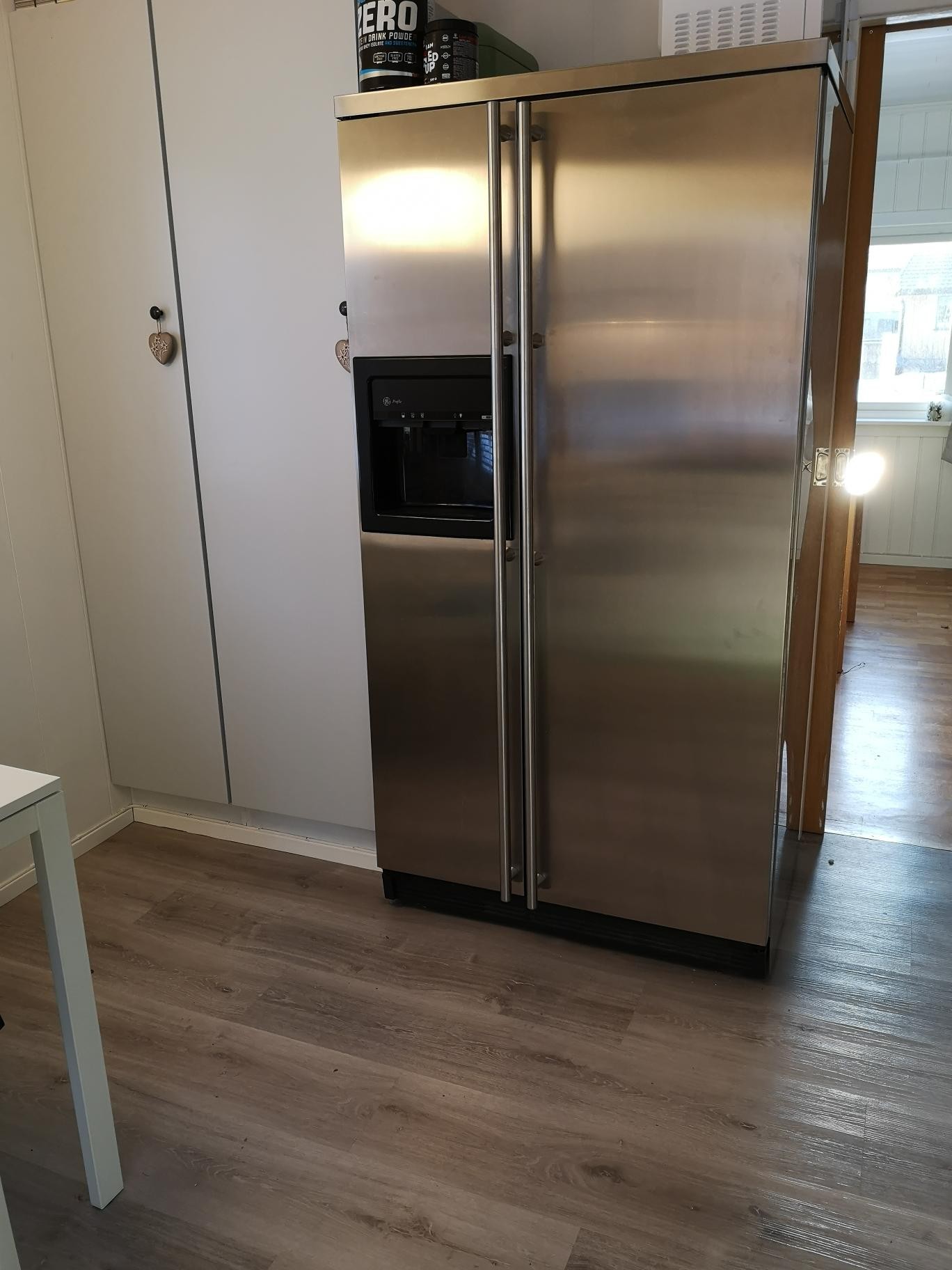 Stort kjøleskap med fryserdel og isbitmaskin/vanndispenser Galleribilde