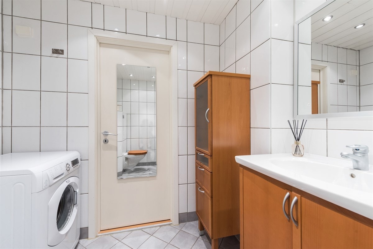 Flislagt baderom med varme i gulv Galleribilde