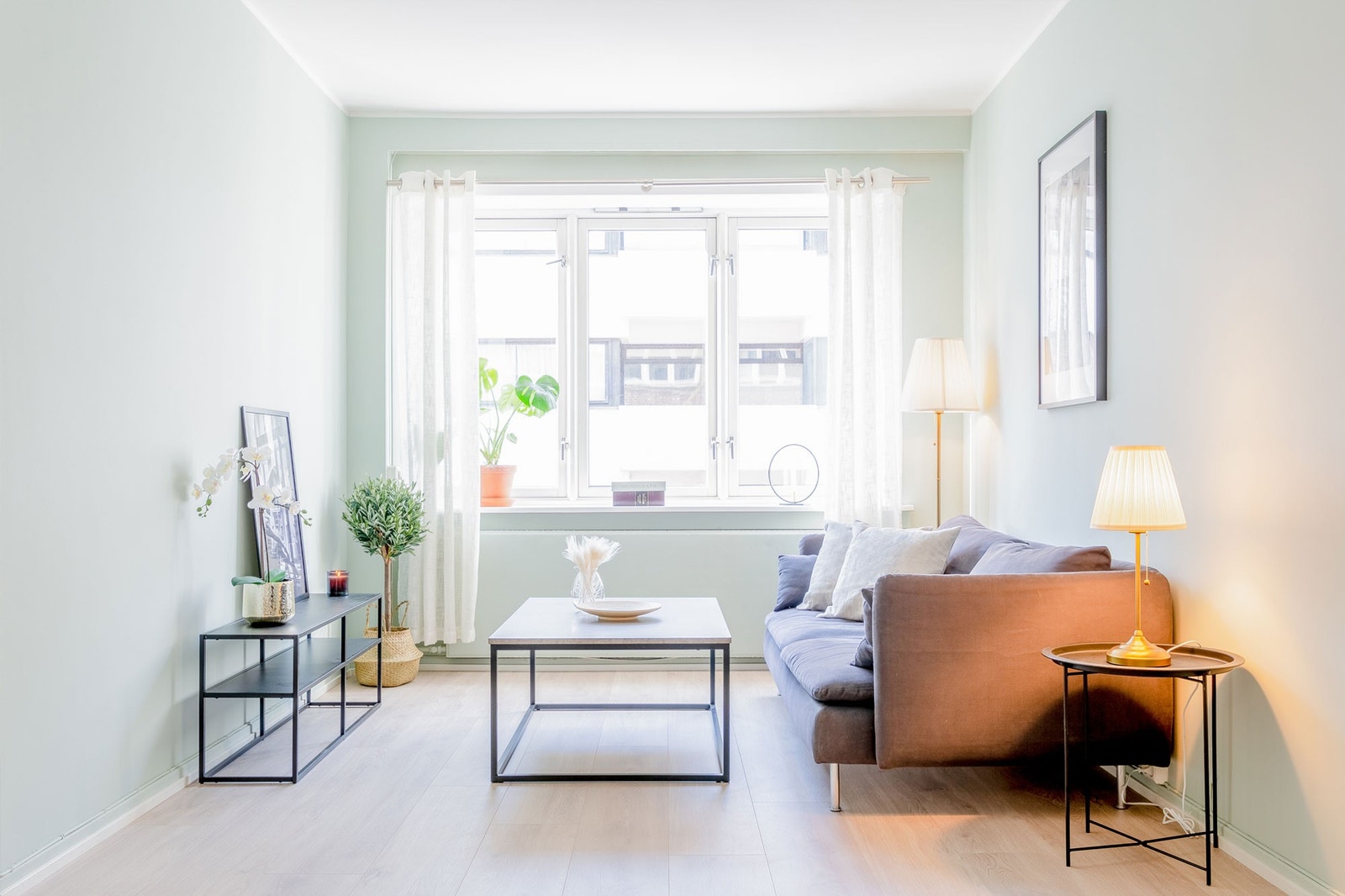 Stue /m salongbord og sofa. Galleribilde