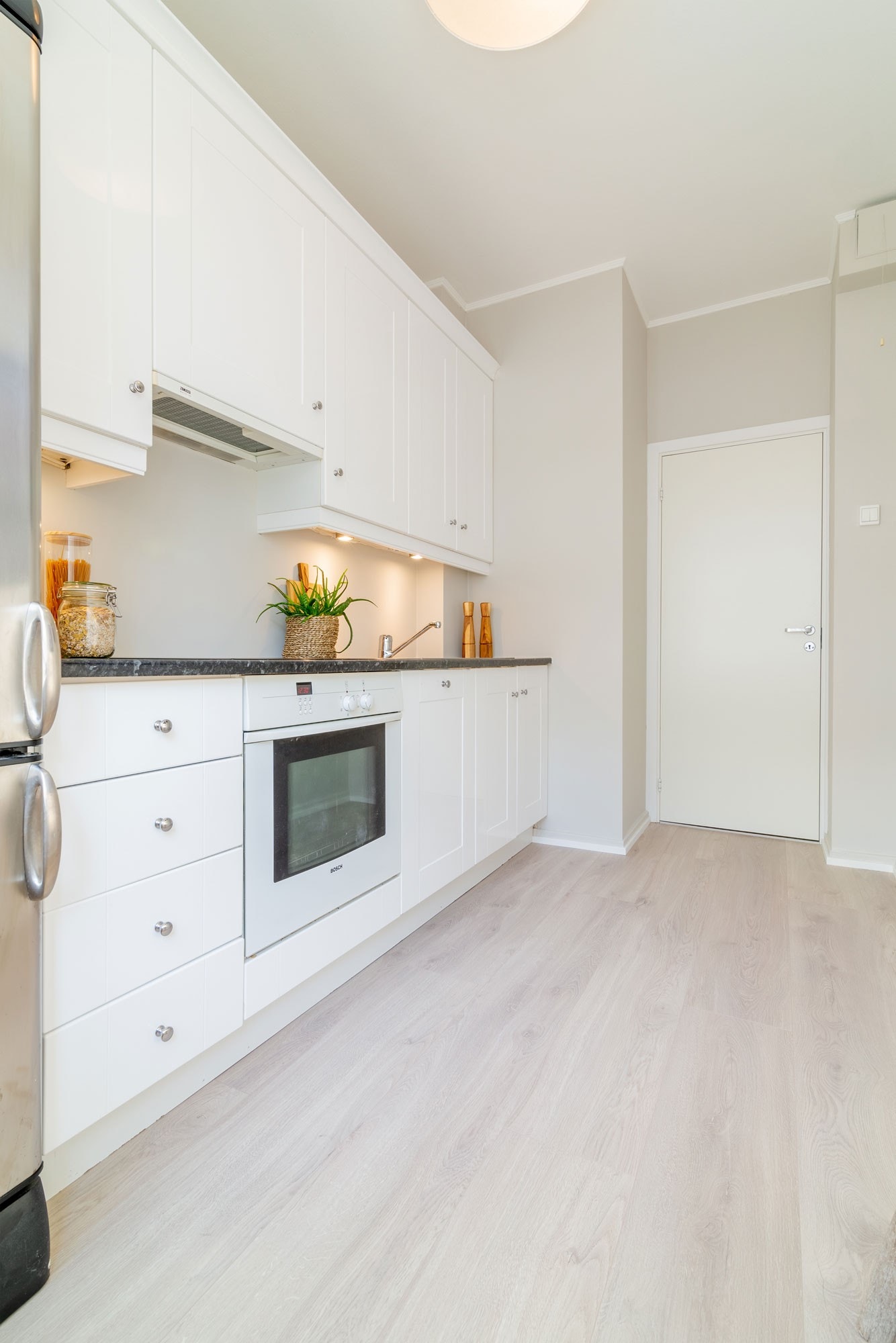 Kjøkken /m oppvaskmaskin og kjøleskap. Galleribilde