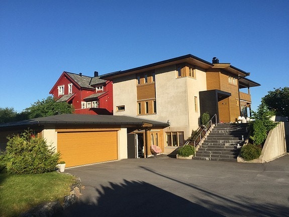 Huset sett fra nord. Inngang er midt på bildet i underetasjen. Galleribilde