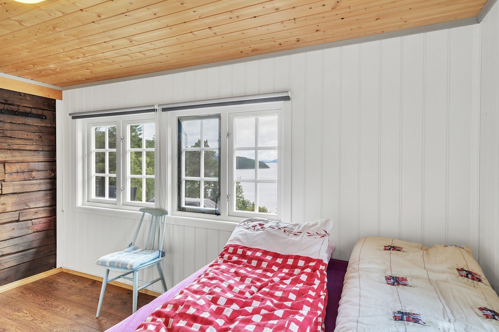 Hovedsoverom med god plass til stor seng og garderobeløsninger. Galleribilde