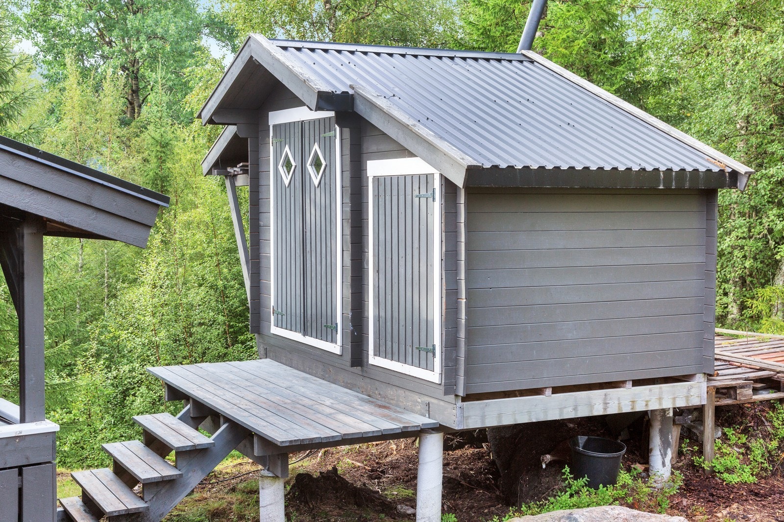 Uthus med hyttetoalett. Galleribilde