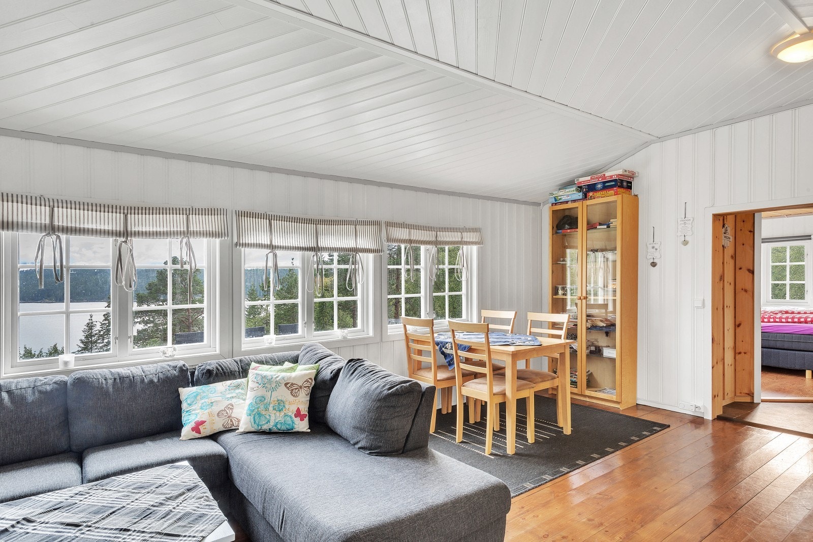 Fra stue er det utgang til stor terrasse samt uteområde. Galleribilde