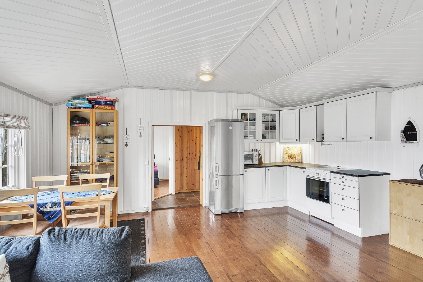 Kjøkken med tilstandsgrad 1. Komfyr, kjøle/fryseskap medfølger handelen. Galleribilde