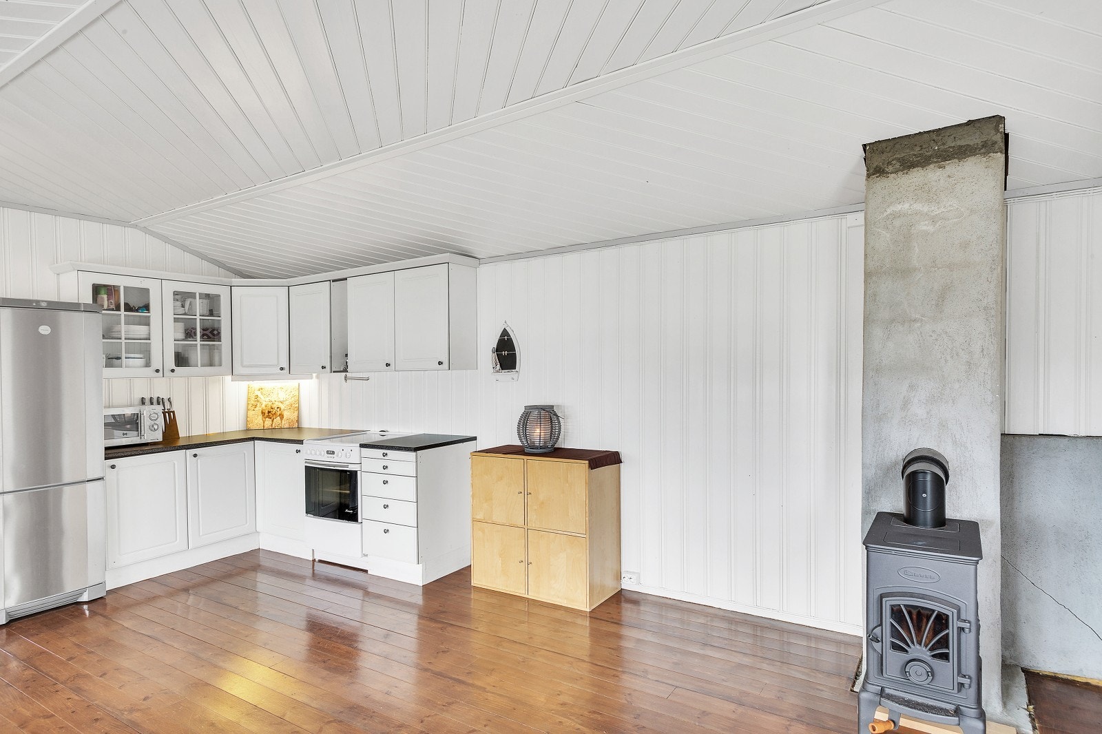 Vedfyring gir en hyggelig atmosfære i fritidsboligen. Galleribilde