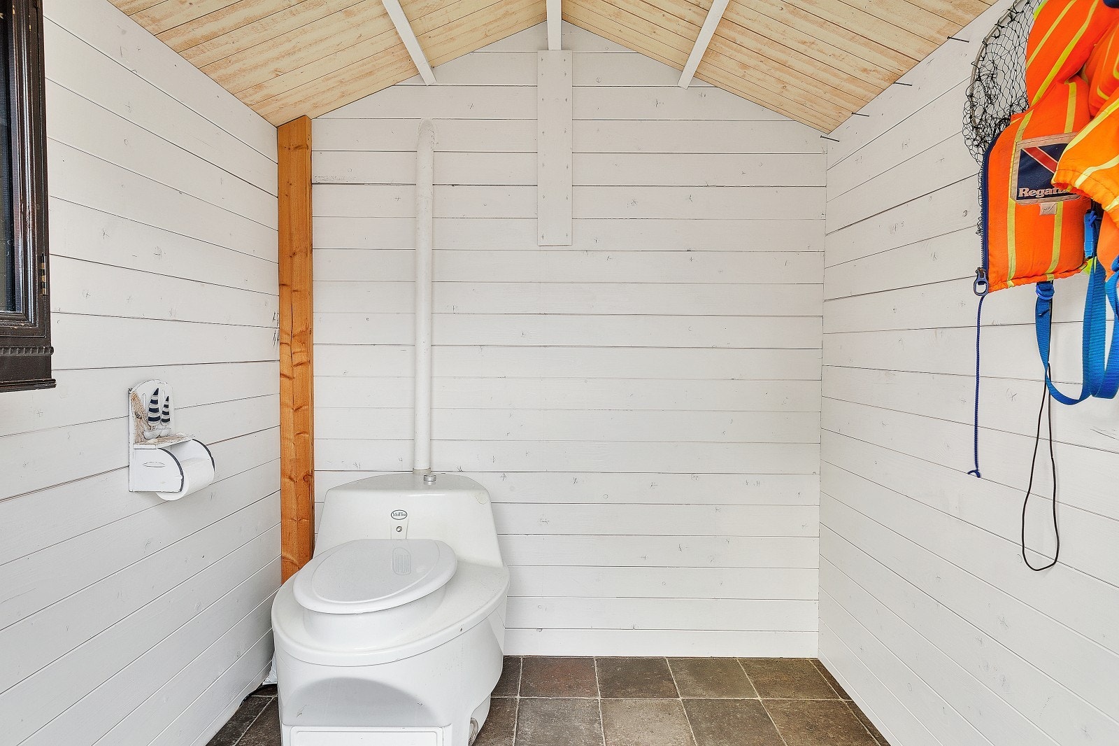 Fint hyttetoalett med god størrelse. Galleribilde