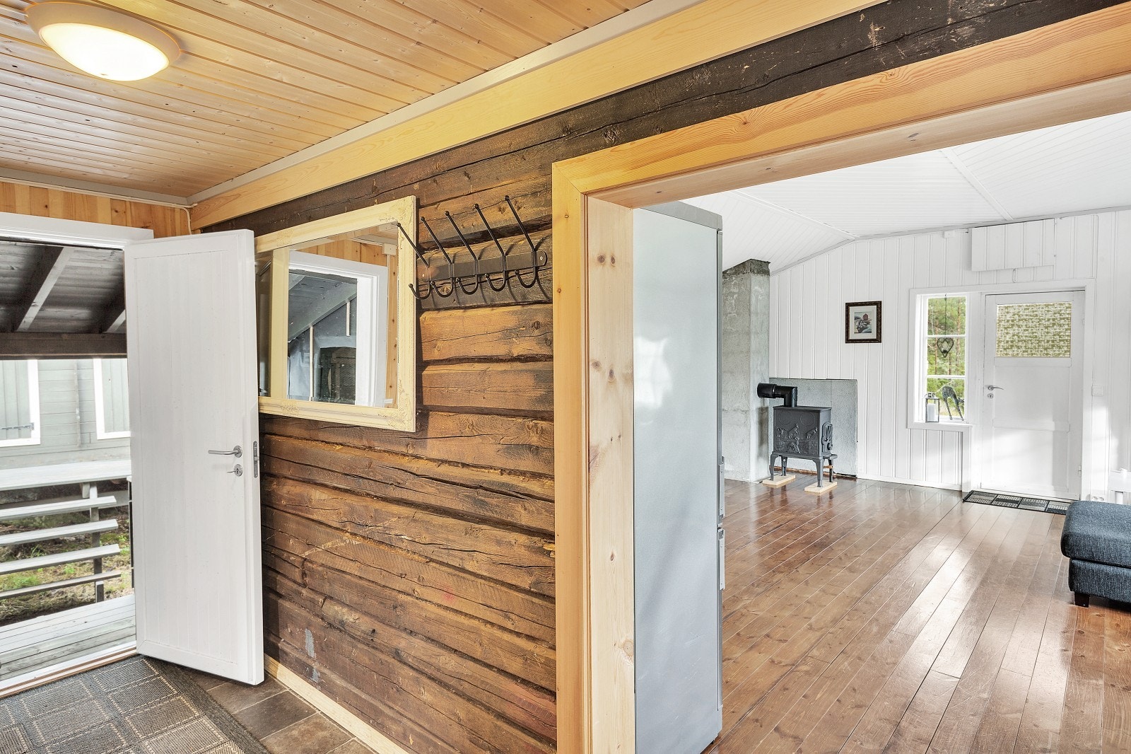 Entré med muligheter for å henge fra seg yttertøy og sko. Galleribilde