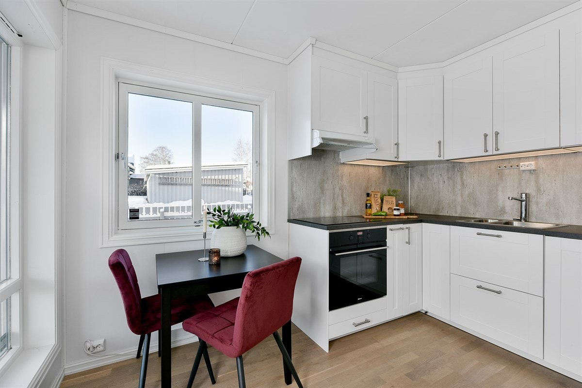 Kjøkkenet har moderne og fin innredning fra Ikea fra 2017. Galleribilde