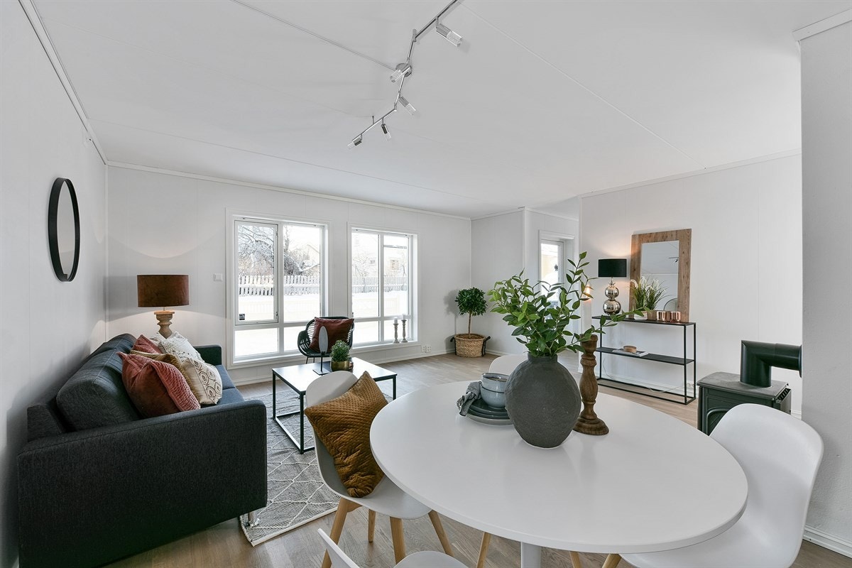 Hyggelig stue med store vinduer. Galleribilde