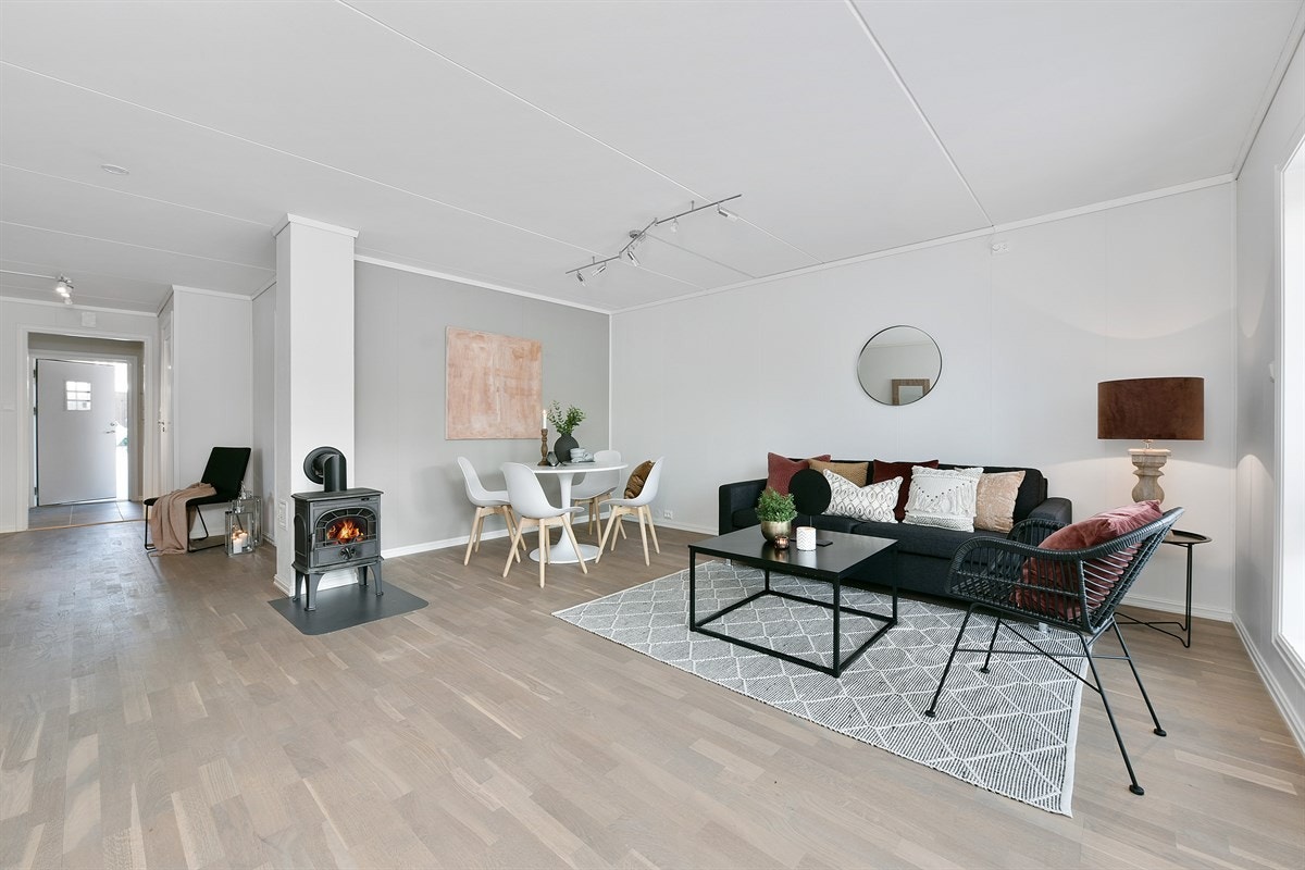 Stuen har pent parkettgulv, og veggene er malt i lyse farger med en kontrastvegg i en mørkere gråtone. Galleribilde