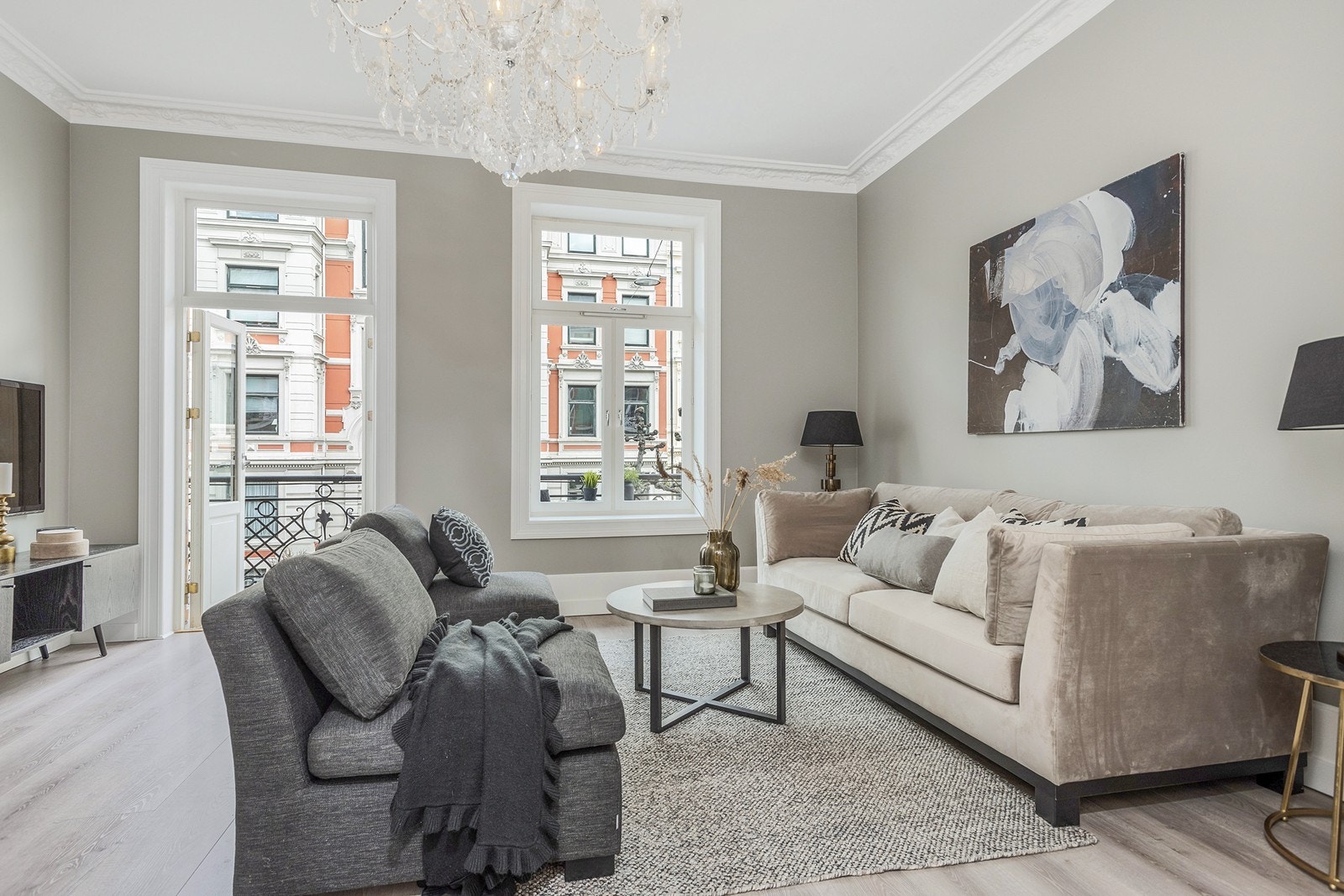 Romslig stue med peis og adkomst til balkong Galleribilde