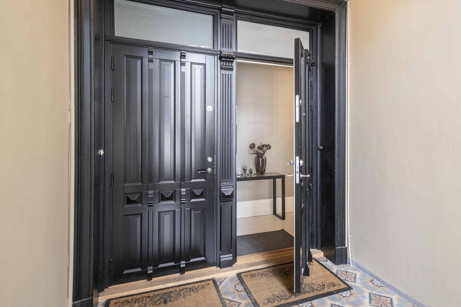 Hovedinngangadør og dør mot baktrapp er av typen B30 og er av nyere dato Galleribilde