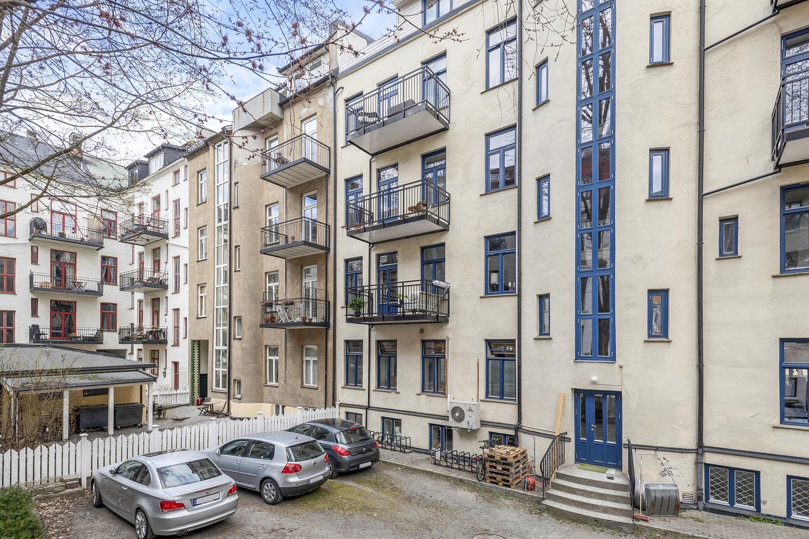 Det er 6 biloppstillingsplasser i bakgården som benyttes etter førstemann til mølla prinsippet Galleribilde