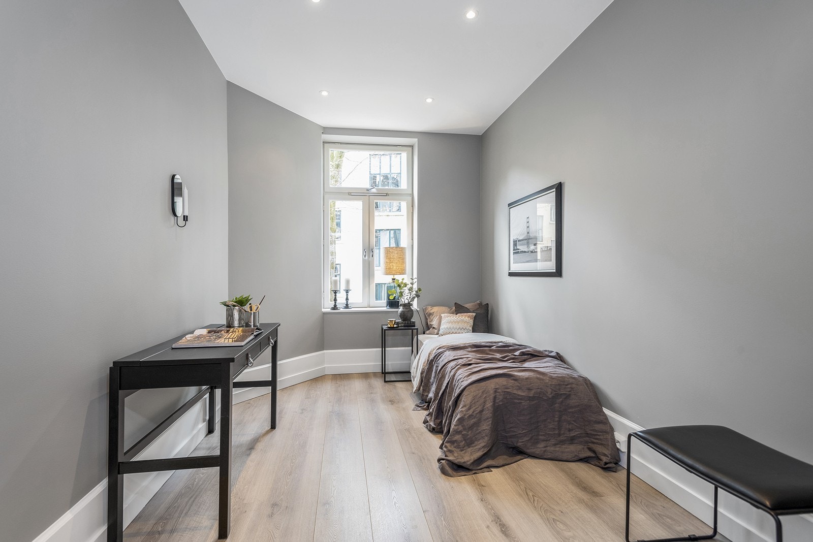 Romslig soverom 2 med god takhøyde og downlights i himling Galleribilde