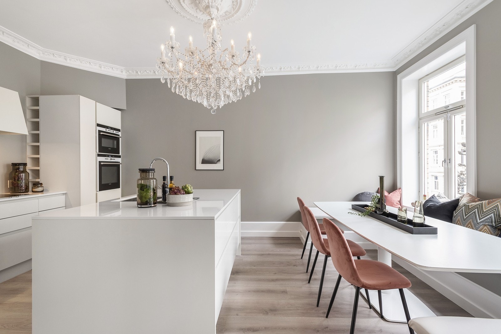 Særdeles delikat kjøkken fra 2013 med kjøkkenøy og plass til stort spisebord Galleribilde