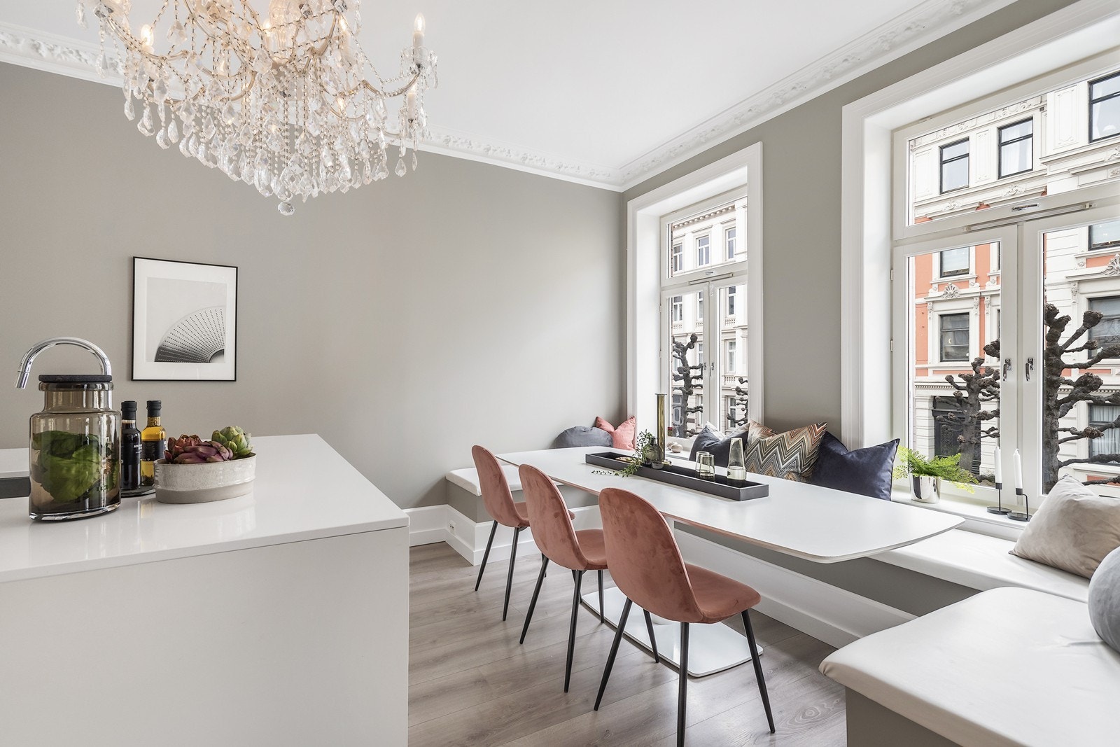 Store vindusflater gir et godt lysinnslipp Galleribilde