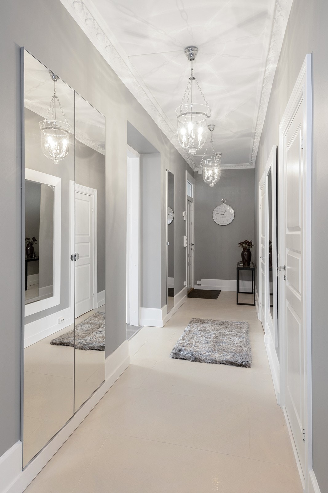 Hall/entré fremstår svært innbydende med god takhøyde og flotte farger Galleribilde