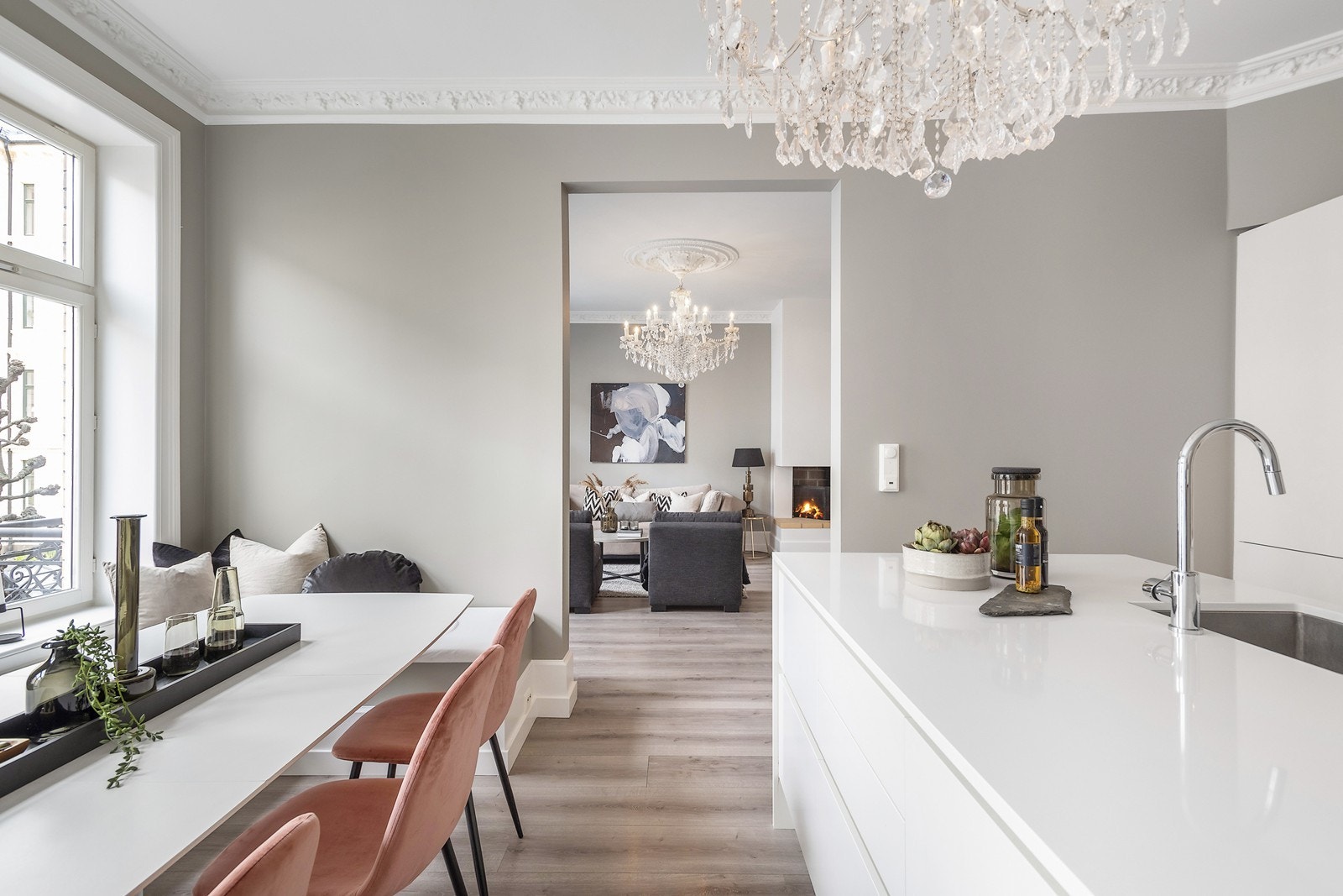 Leiligheten oppleves som åpen med naturlig skille mellom sonene Galleribilde