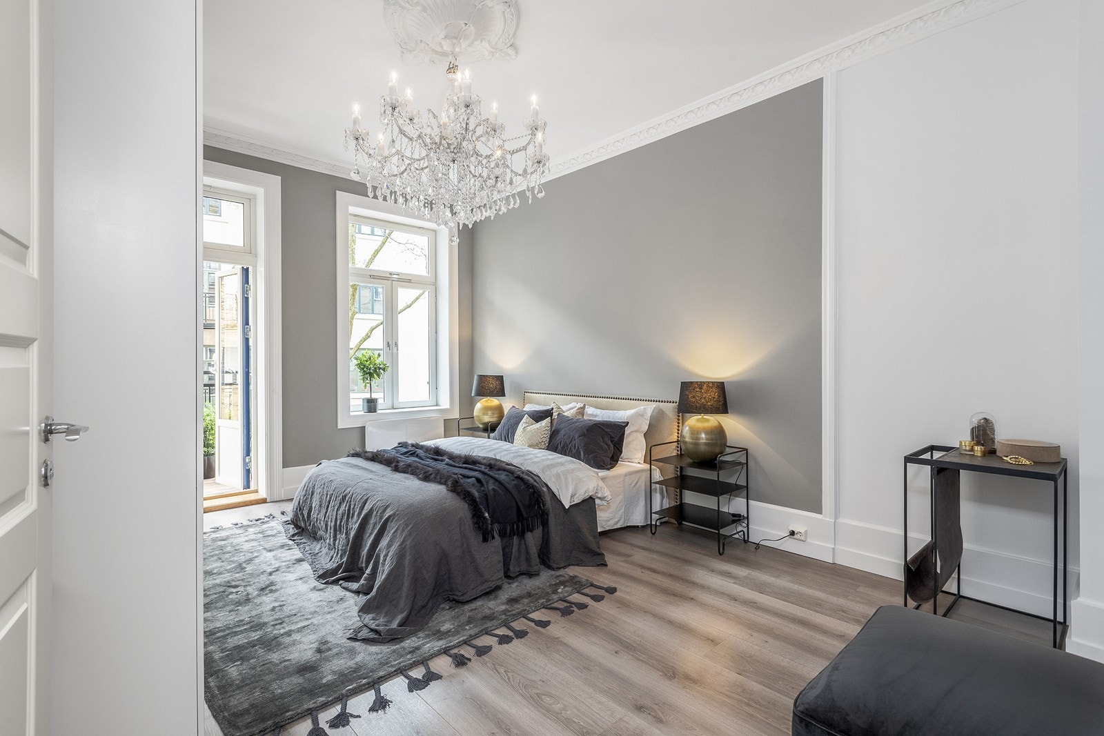 Romslig hovedsoverom med adkomst til balkong Galleribilde