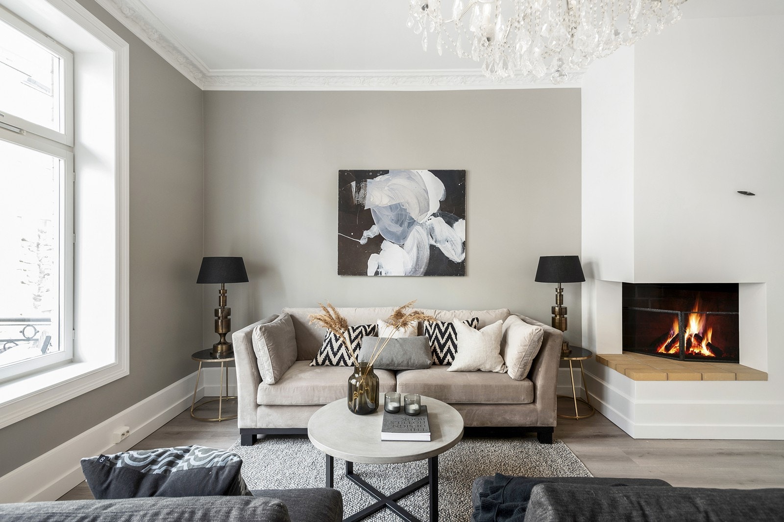 Leiligheten preges av et smakfult fargevalg og velholdte klassiske detaljer Galleribilde