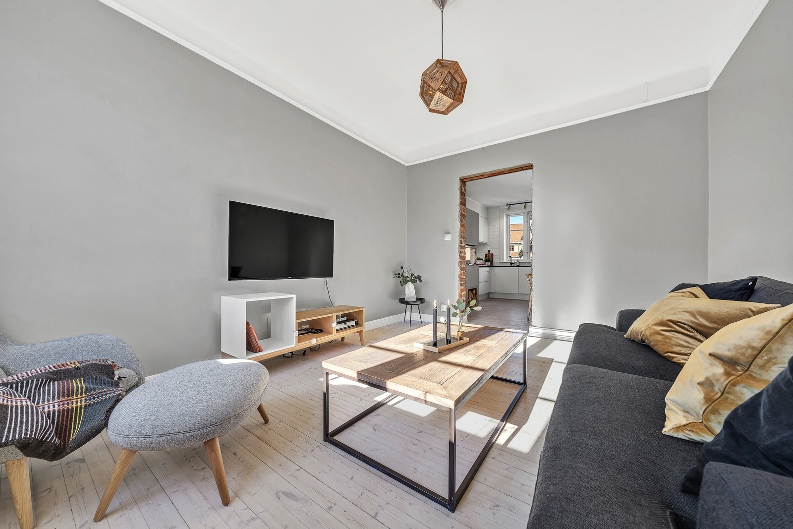 Romslig nymalt stue Galleribilde