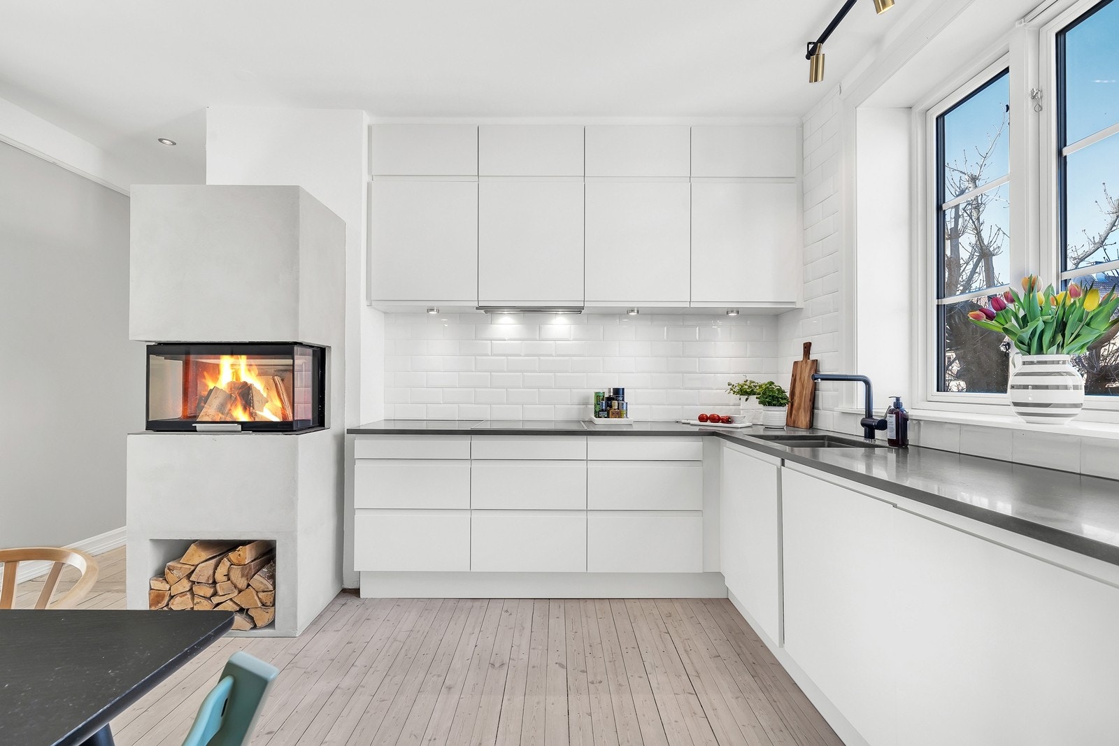 Kjøkken er nytt fra 2016. HTH med integrerte hvitevarer fra Miele og Hotpoint. Galleribilde