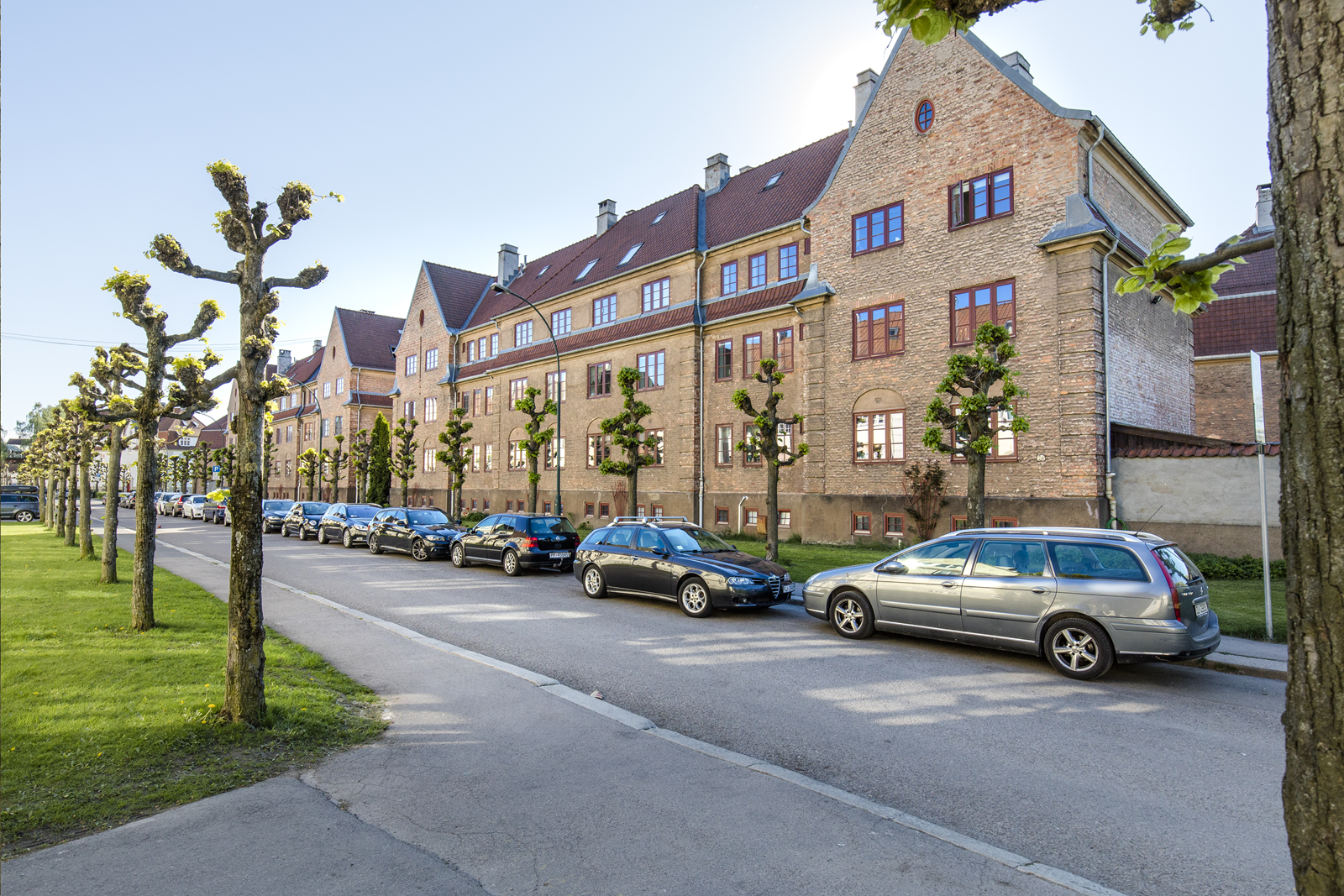 Det er lagt til rette for beboerparkering i gatene rundt bygården. Galleribilde