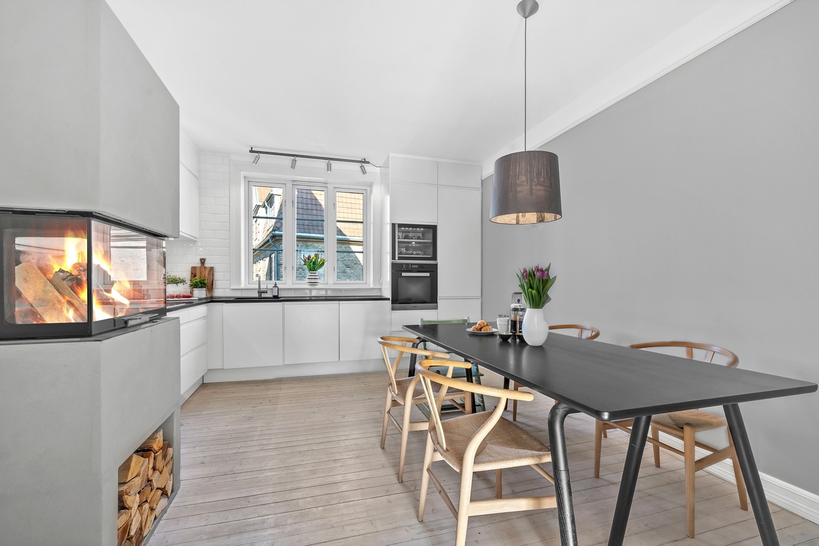 Leiligheten har originale tregulv, nymalte flater og god takhøyde. Hyggelig peisovn på kjøkken. Galleribilde