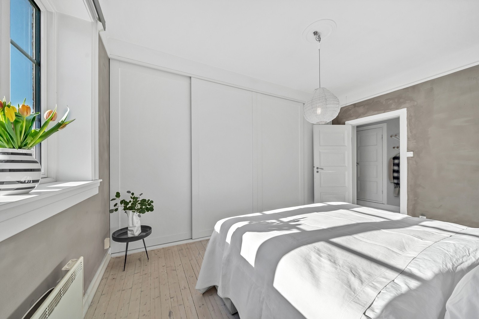 Hovedsoverommet har stor skyvedørsgarderobe med Pax innredning fra Ikea. Galleribilde