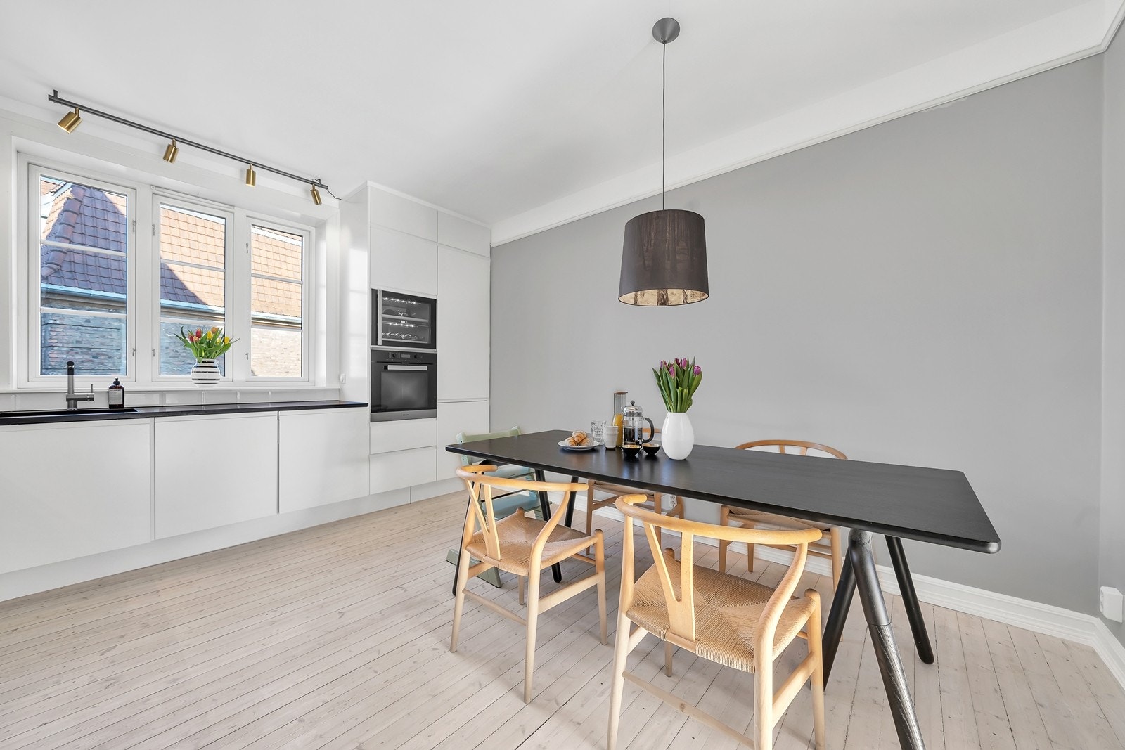 Stort kjøkken med god plass til stort spisebord Galleribilde