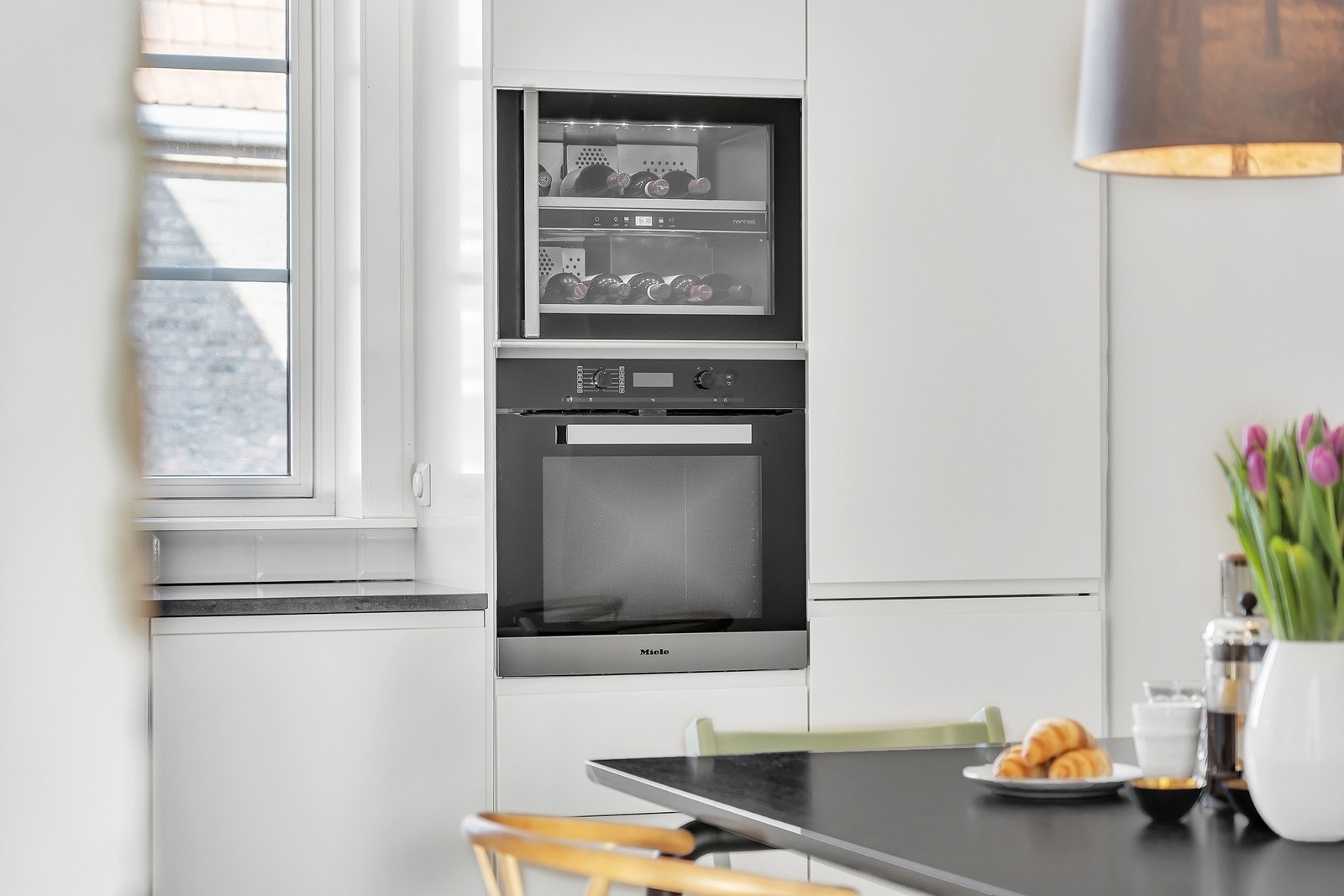 Kjøkken fra HTH med integrert Miele ovn og vinskap Galleribilde
