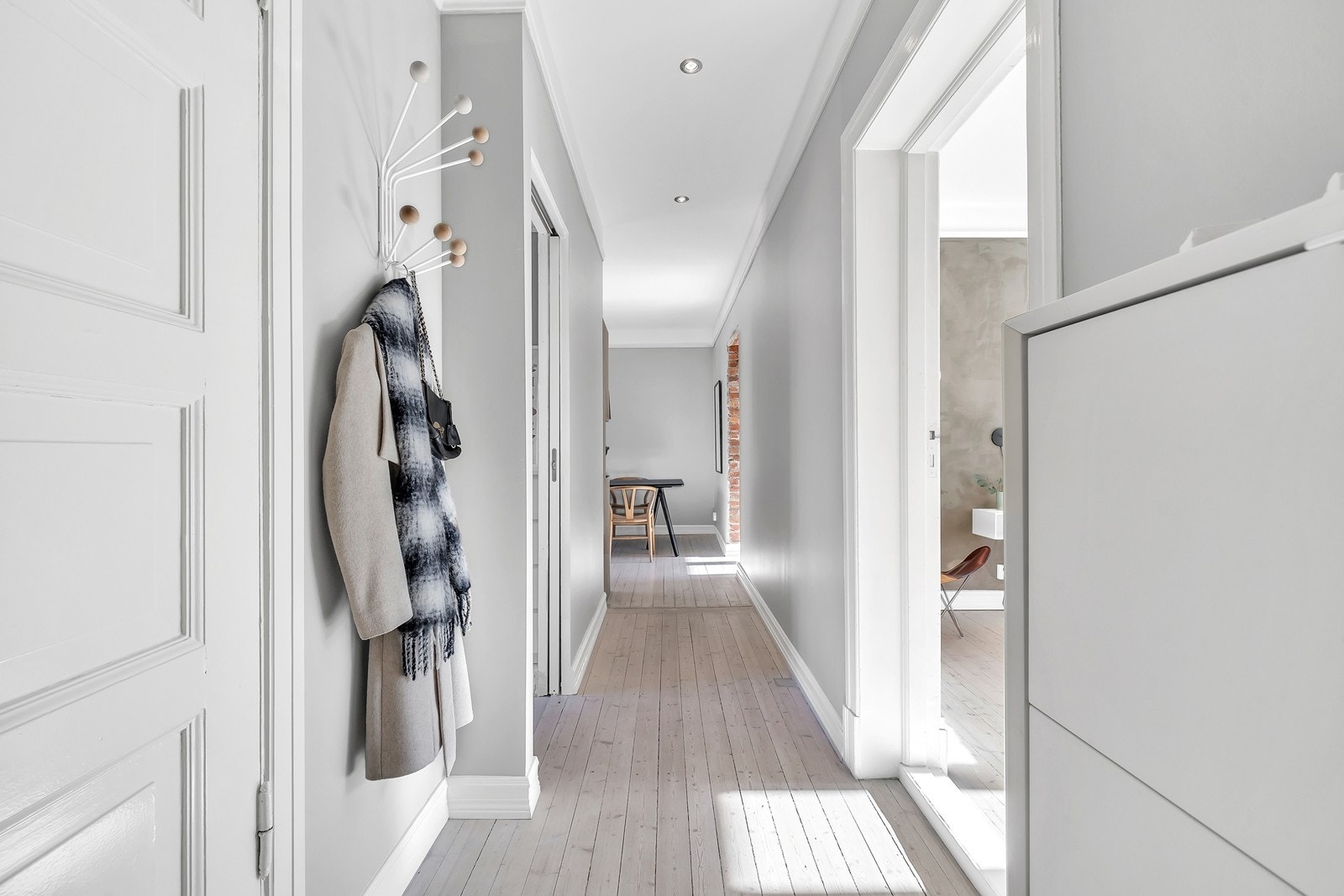 Gang sett fra inngangsparti Galleribilde